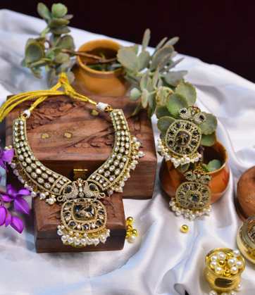 kundan- studded Necklace