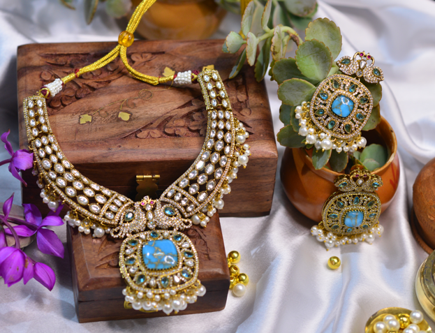 Kundan - studded necklace
